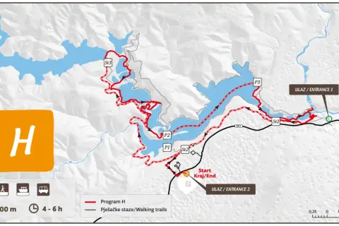 Mapa Jezior Plitwickich z zaznaczonymi trasami spacerowymi. Program H o długości 8,9 km zajmuje 4-6 godzin.