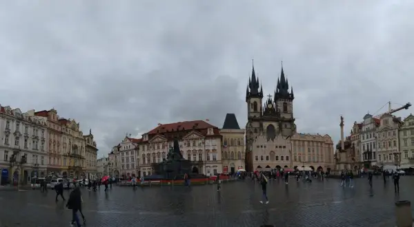 Rynek Starego Miasta w Pradze, z kościołem Marii Panny przed Tynem i pomnikiem Jana Husa. Nowe Miasto Praga tętni życiem, mimo deszczowej pogody.