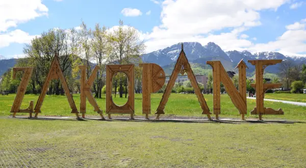 Napis "Zakopane" na tle gór. Gdzie jest Zakopane? Tutaj!