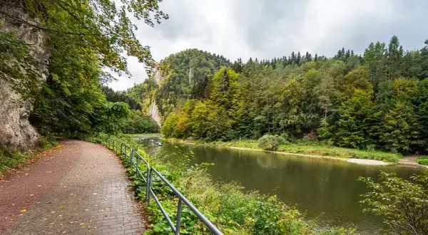 Ścieżka nad Dunajcem w drodze do Czerwonego Klasztoru w Szczawnicy. Malowniczy krajobraz Pienin.
