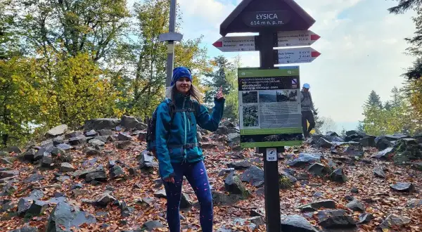 Kobieta na szczycie Łysicy (614 m n.p.m.) cieszy się piękną pogodą i widokami. Czas wejścia na szczyt był krótki, a droga przyjemna.