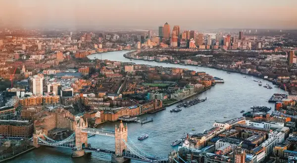 Widok na Tamizę i Tower Bridge podczas londyn wycieczka 5 dni. W oddali nowoczesne wieżowce Canary Wharf.
