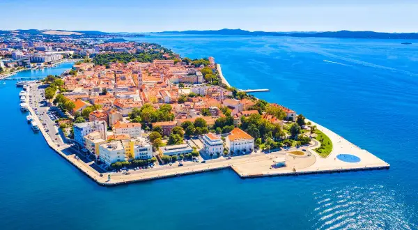 Zadar co zobaczyć: malownicza starówka na półwyspie, otoczona błękitnym morzem. Warto odwiedzić unikalne instalacje artystyczne i poczuć klimat miasta.