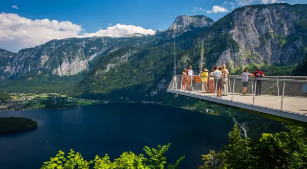 Hallstatt punkt widokowy oferuje zapierający dech w piersiach widok na jezioro i góry. Turyści podziwiają panoramę z platformy.