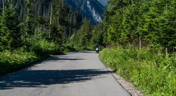 Droga do Morskiego Oka, malownicza trasa w otoczeniu lasu i gór. Ile km do celu?