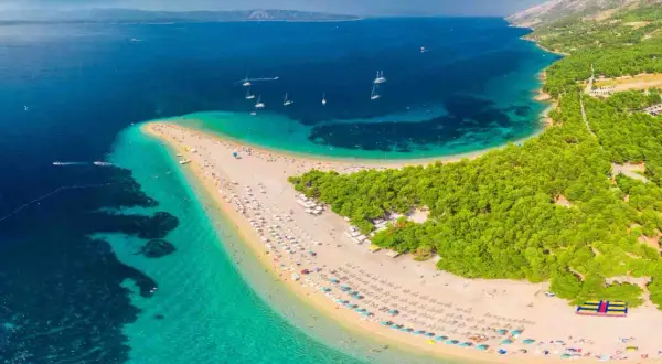 Zlatni Rat, jedna z najpiękniejszych plaż Europy, z turkusową wodą i sosnowym lasem.