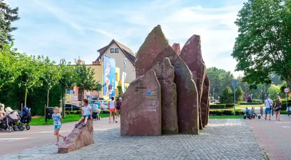 Kamienne rzeźby i dzieci bawiące się na placu to jedne z wielu atrakcji Władysławowa.