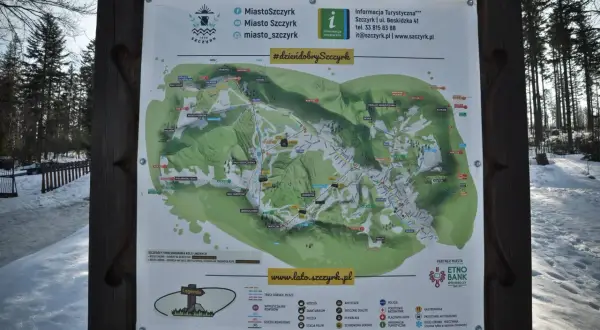 Mapa Szczyrku z zaznaczonymi trasami, w tym najładniejszy szlak na Skrzyczne. Widok na zimowy krajobraz.