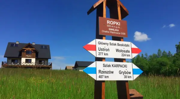 Rozdroże szlaków w Ropkach. Główny Szlak Beskidzki do Ustronia (277 km) i Wołosate (224 km). Szlak Karpacki do Rzeszowa (407 km) i Grybowa (38 km).