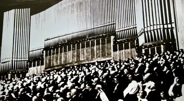 Tłum ludzi podziwia imponujące organy, jedne z największych organów w Europie, w sali koncertowej.