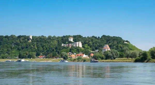 Widok na Wisłę i wzgórze z ruinami zamku, wieżą i kościołem. Kazimierz Dolny atrakcje zachwycają o każdej porze roku.