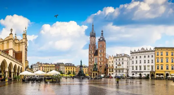 Kraków Rynek atrakcje: Sukiennice, Kościół Mariacki i kolorowe kamienice tworzą malowniczy widok.