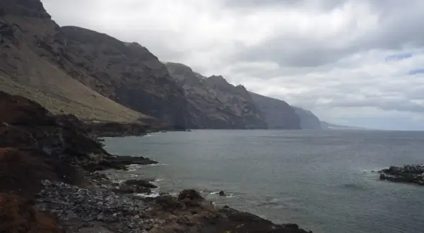Surowe klify Punta de Teno wznoszą się nad spokojnym oceanem.