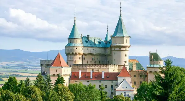 Bajkowy zamek Bojnice, jedna z najpiękniejszych słowackich atrakcji, otoczony zielenią.
