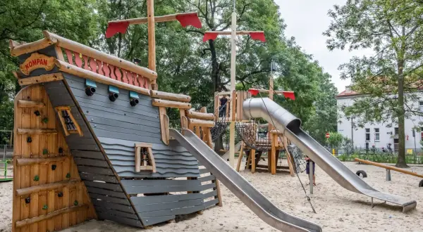 Statek piracki na placu zabaw, część trasy Młynówka Królewska. Zjeżdżalnie i ścianka wspinaczkowa zachęcają do zabawy.