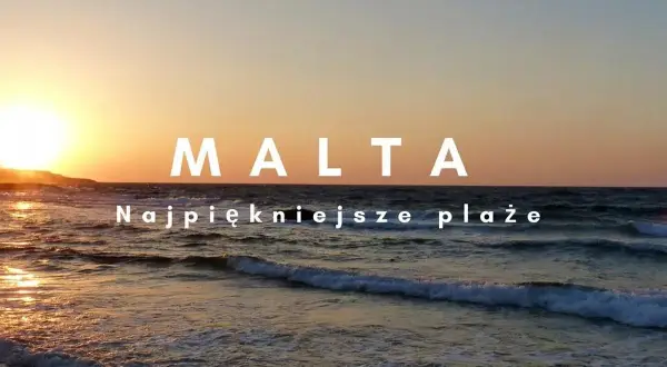 Zachód słońca nad maltańskimi plażami piaszczystymi. Fale delikatnie rozbijają się o brzeg, tworząc malowniczy widok.