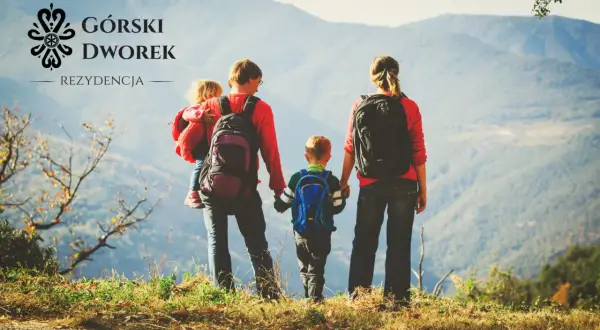 Rodzina wyrusza na górską trasę w okolicach Zakopanego. Dzieci trzymają się rodziców, gotowi na przygodę.