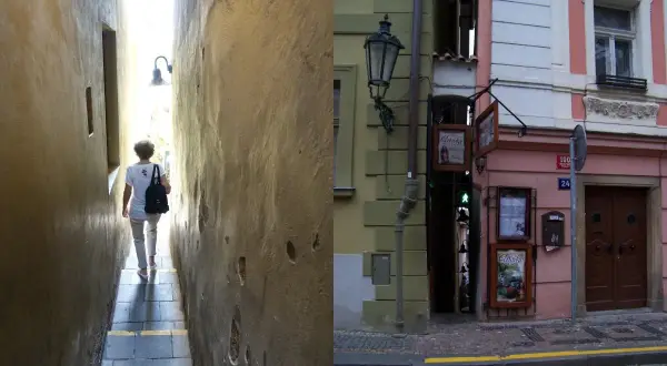 Kobieta idzie schodami w dół najwęższej uliczki w Pradze, wąski korytarz między budynkami.
