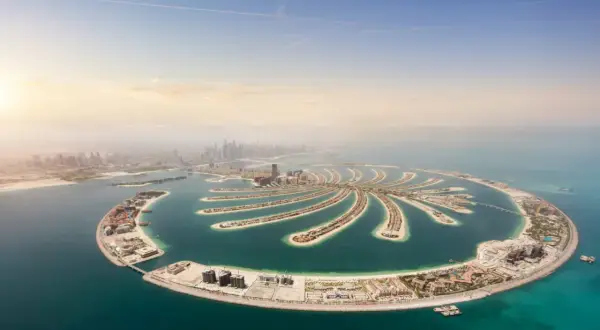 Palma Jumeirah, jeden z cudów architektury, to obowiązkowy punkt na liście "Dubaj co zobaczyć". Sztuczna wyspa w kształcie palmy oferuje luksusowe hotele i wille.