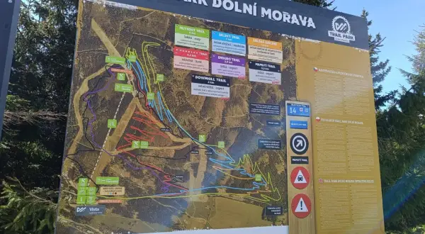 Mapa Trail Park Dolní Morava zřetelně ukazuje trasy pro cyklisty, od lehkých po expert.