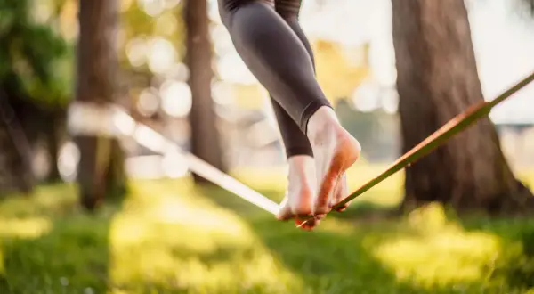 Stopy na taśmie, balansowanie na wysokości. To właśnie slackline, czyli chodzenie po taśmie.