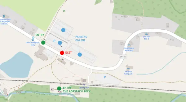 Mapa skalnego miasta Czechy: zaznaczone wejście, wyjście, parking i hotele.
