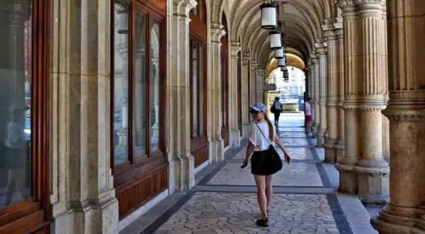 Wiedeń co zwiedzić? Spacer po arkadach, podziwiając architekturę i odbicia w oknach.