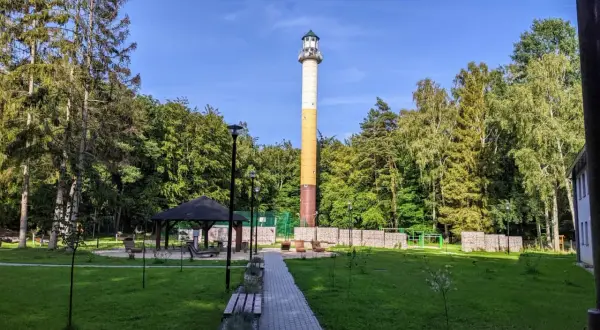 Wysoka wieża widokowa Orzechowo, otoczona zielenią, zaprasza do podziwiania krajobrazu.