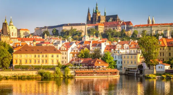 Widok na Pragę z rzeką i zamkiem. Warto zwiedzić w pradze to miejsce, gdzie historia spotyka się z pięknem.