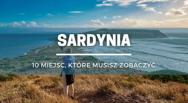 Sardynia: 10 miejsc, które musisz zobaczyć. Widok na wybrzeże z osobą fotografującą krajobraz.