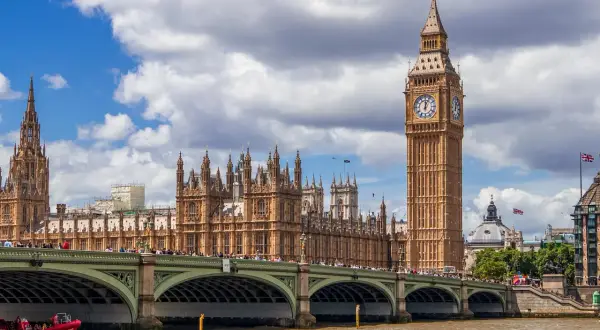 Wspaniały widok na Big Bena i Parlament, idealny na weekend w Londynie. Rzeka Tamiza i zielony most dodają uroku.