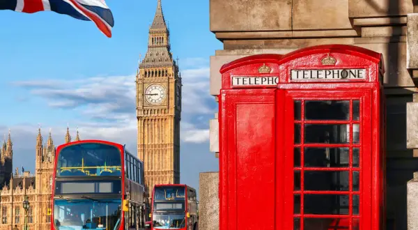 Ikona Londynu: Big Ben, czerwone budki telefoniczne i autobusy. Planujesz wyjazd? Sprawdź, ile pieniędzy na 3 dni w Londynie potrzebujesz.