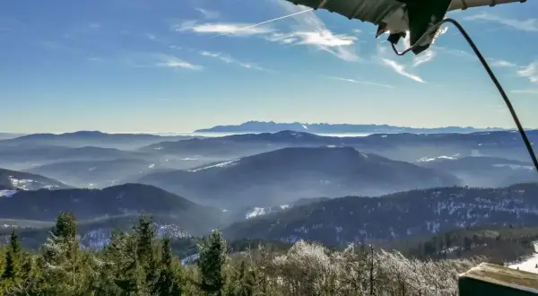 Widok z wieży widokowej na Beskid Wyspowy. Mgły w dolinach, ośnieżone szczyty i lasy tworzą najładniejszy szlak na Mogielicę.