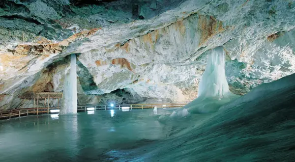 Lodowe cuda w jaskiniach Słowacja przy granicy. Stalaktyty i stalagmity lodowe w podziemnym świecie.