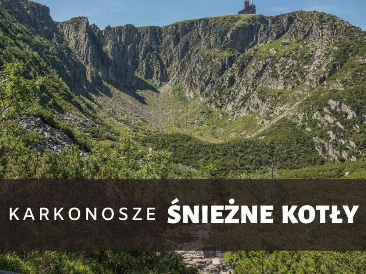 Karkonosze: Śnieżne Kotły, czas przejścia przez skaliste zbocza i zielone doliny. Widok na górę Szrenicę.