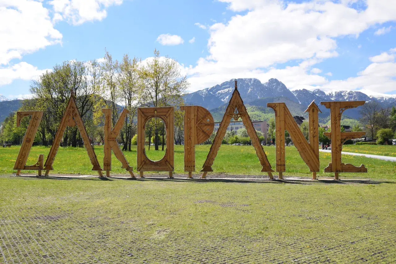 Napis "Zakopane" na tle gór. Gdzie jest Zakopane? Tutaj!