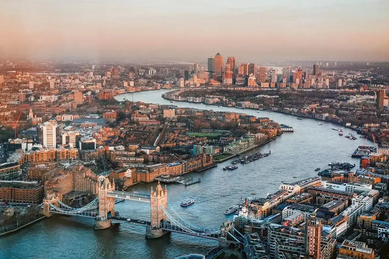 Widok na Tamizę i Tower Bridge podczas londyn wycieczka 5 dni. W oddali nowoczesne wieżowce Canary Wharf.