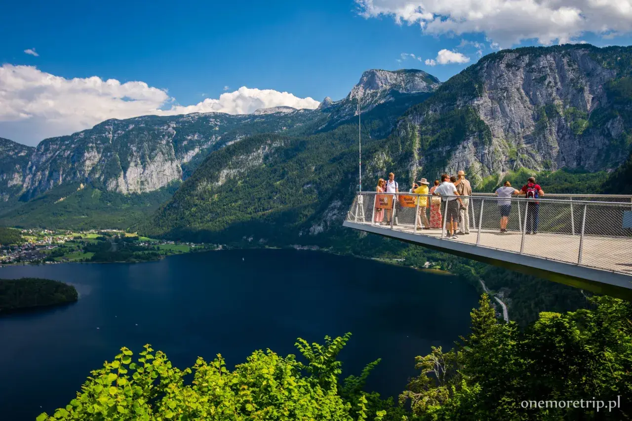Hallstatt punkt widokowy oferuje zapierający dech w piersiach widok na jezioro i góry. Turyści podziwiają panoramę z platformy.