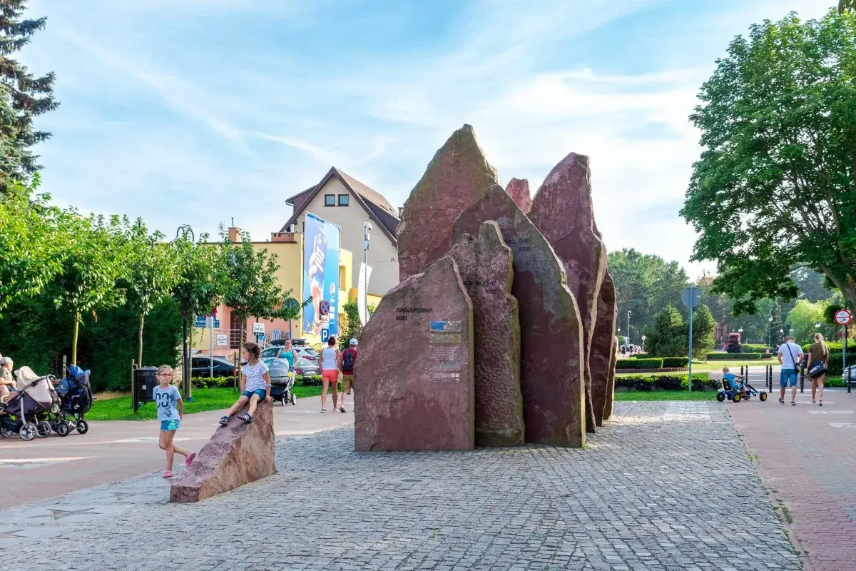 Kamienne rzeźby i dzieci bawiące się na placu to jedne z wielu atrakcji Władysławowa.