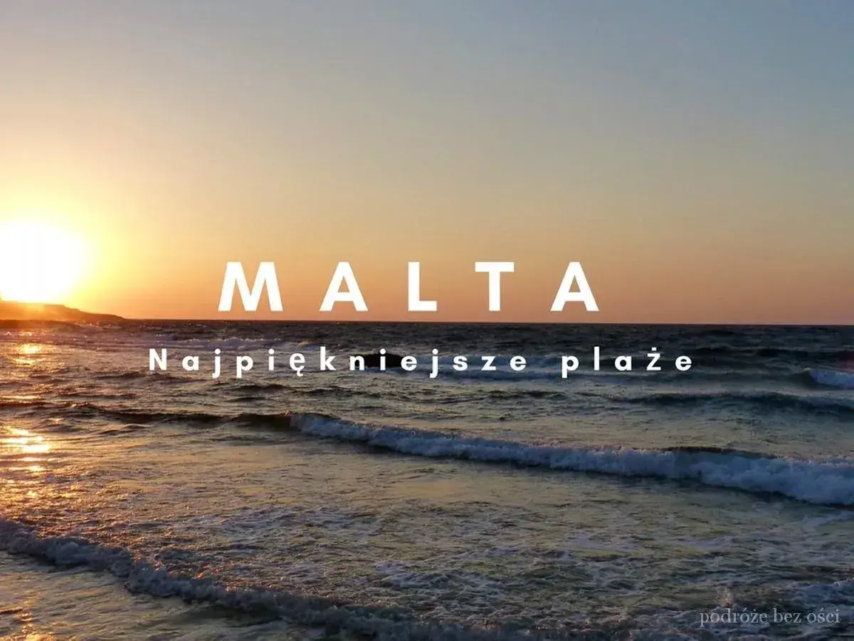 Zachód słońca nad maltańskimi plażami piaszczystymi. Fale delikatnie rozbijają się o brzeg, tworząc malowniczy widok.