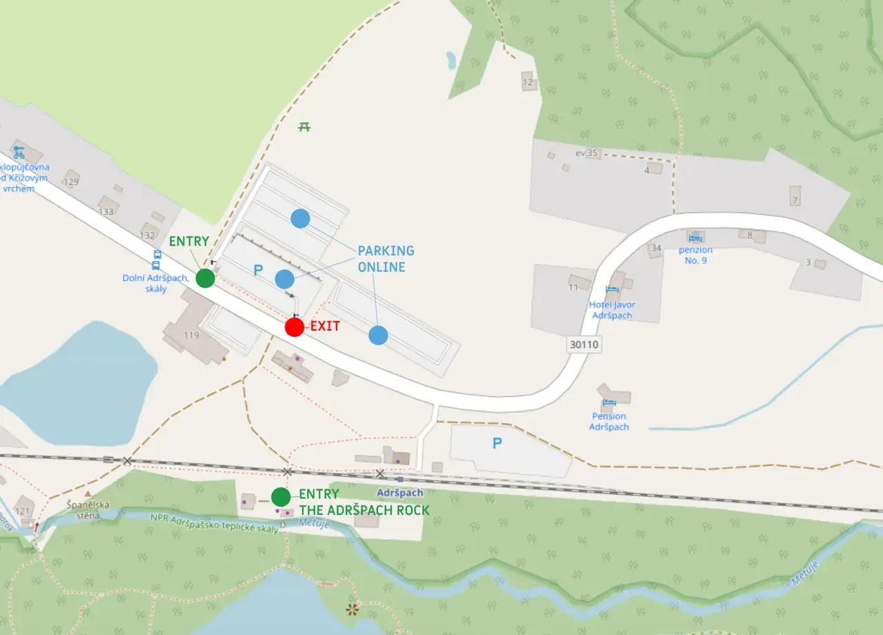 Mapa skalnego miasta Czechy: zaznaczone wejście, wyjście, parking i hotele.