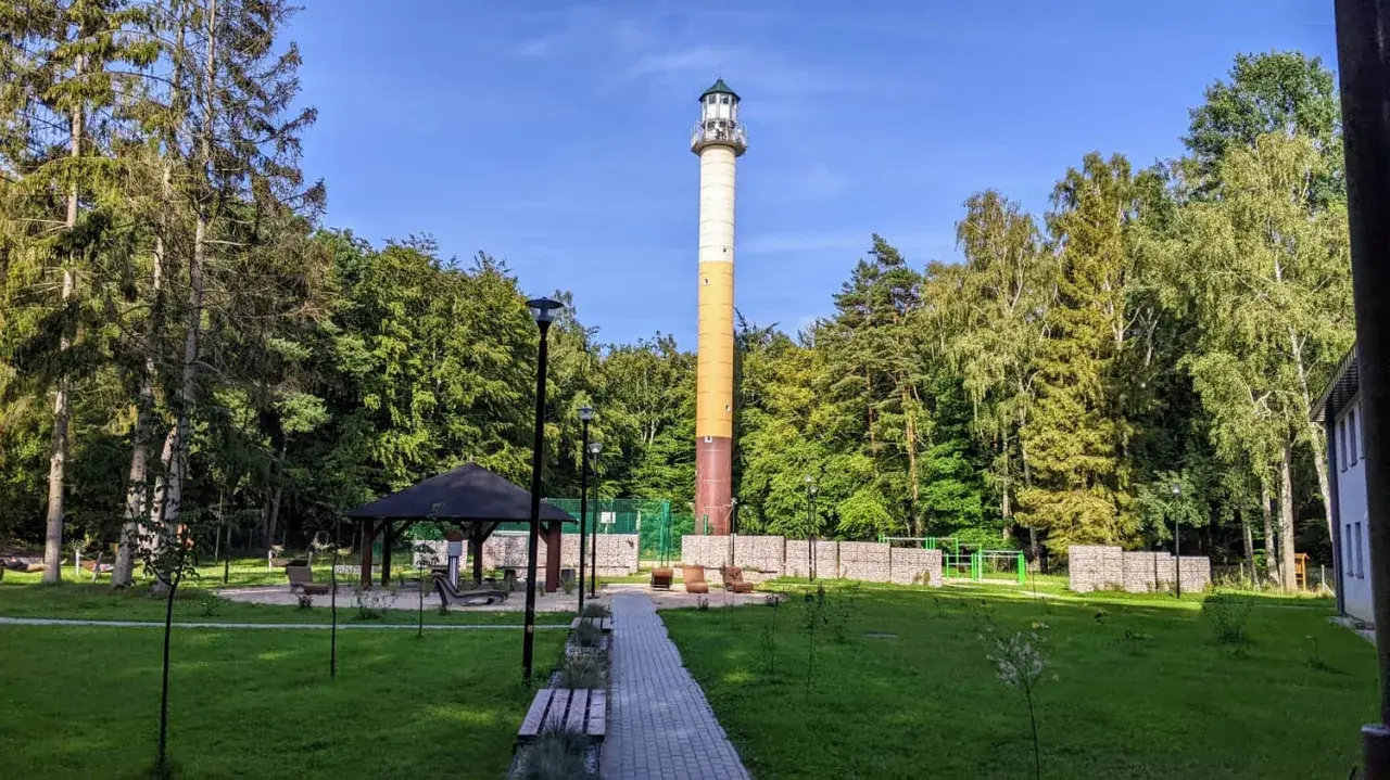 Wysoka wieża widokowa Orzechowo, otoczona zielenią, zaprasza do podziwiania krajobrazu.