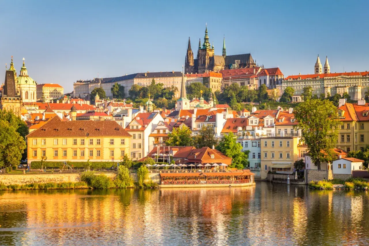 Widok na Pragę z rzeką i zamkiem. Warto zwiedzić w pradze to miejsce, gdzie historia spotyka się z pięknem.