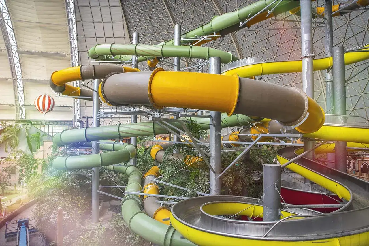 Wodne szaleństwo na tropical island zjeżdżalnie! Kolorowe rury wiją się wśród zieleni, zapraszając do zabawy.