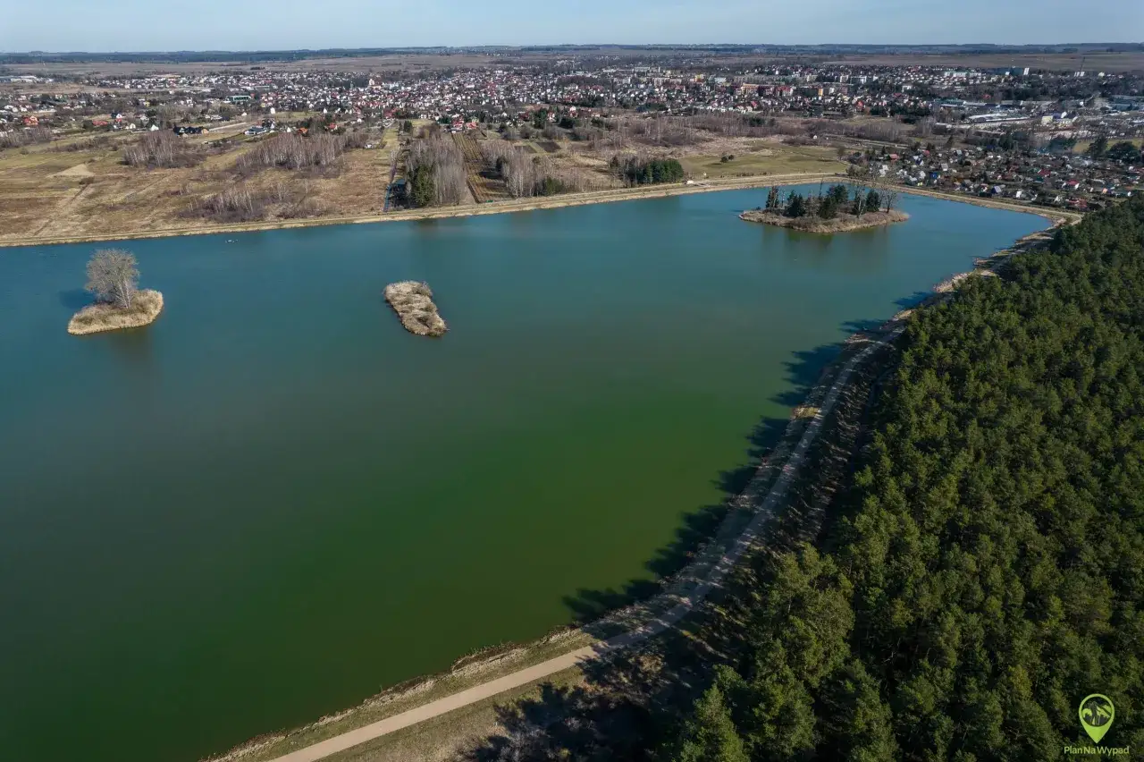 Malownicze jezioro z wysepkami, otoczone lasem i zabudowaniami, to jedne z pięknych janów lubelski atrakcje.