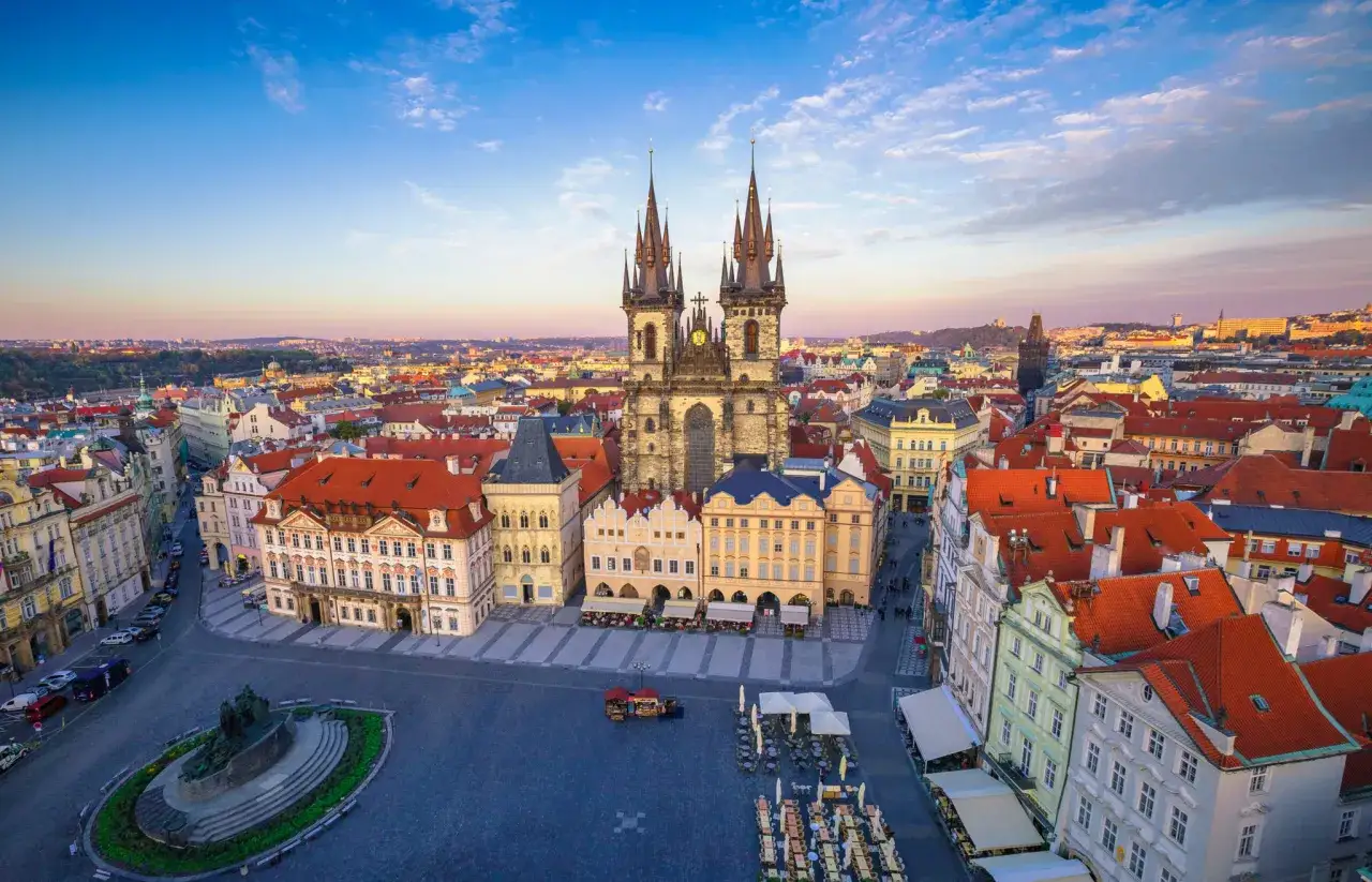 Widok na Rynek Staromiejski w Pradze, z kościołem Marii Panny przed Tynem. Idealne miejsce, by zacząć odkrywać, co warto zwiedzić w Pradze.
