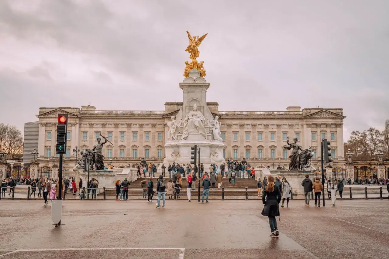 Buckingham Palace, pomnik Wiktorii i tłumy turystów. Idealne miejsce na londyn wycieczka 5 dni.