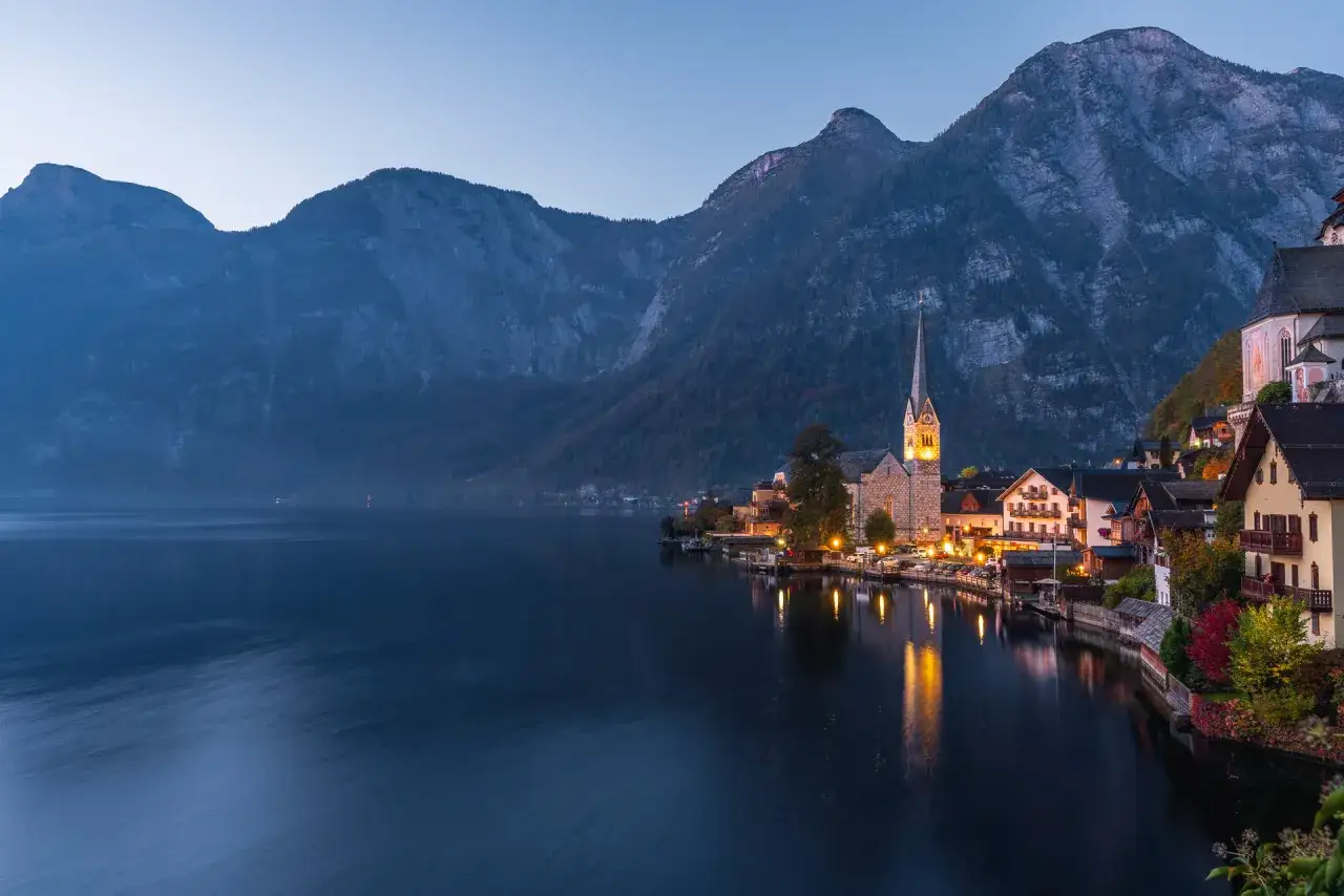 Hallstatt punkt widokowy: malowniczy widok na jezioro i oświetlone domy z górami w tle.