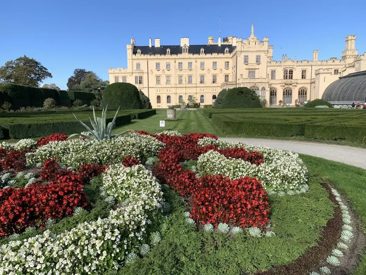Pałac w Lednicach otoczony jest kwitnącym ogrodem.