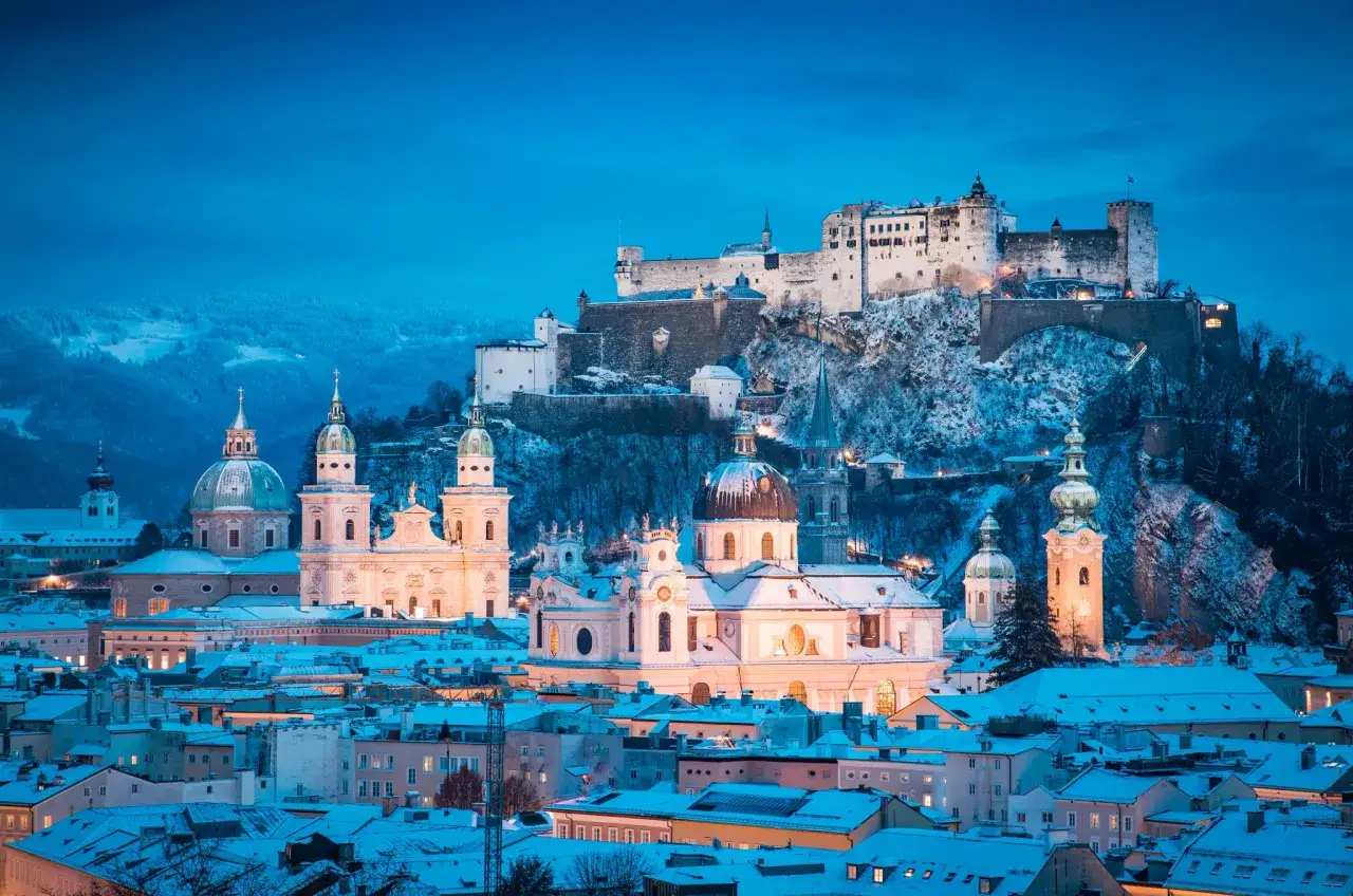 Salzburg zimą, z ośnieżonymi dachami i zamkiem na wzgórzu, wygląda jak z bajki. To jedno z najpiękniejszych jarmarków bożonarodzeniowych w Europie.